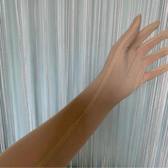 Bella Barnett Nude Sheer Mesh Elbow Gloves NWOT - Picture 4 of 15